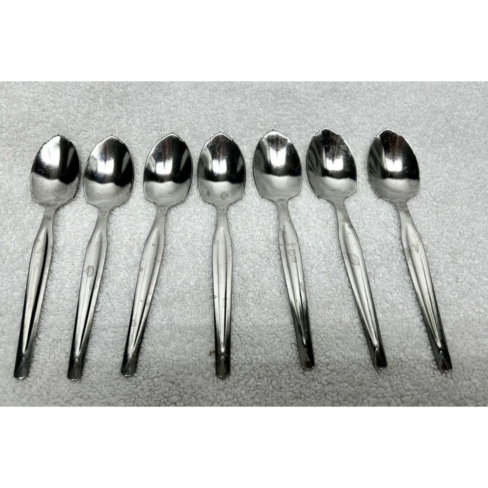 Enjoy Grapefruit Lot of 7 Serrated Spoons China (D3)